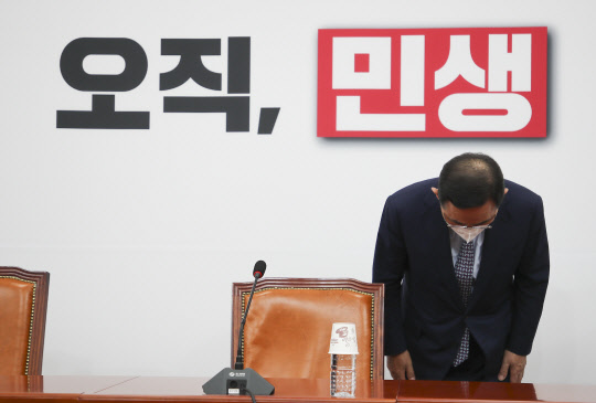 주호영 국민의힘 신임 비상대책위원장이 지난 8월9일 오후 서울 여의도 국회 본관에서 비대위원장 취임 기자회견을 하기에 앞서 인사하고 있다.<국회사진기자단·연합뉴스>